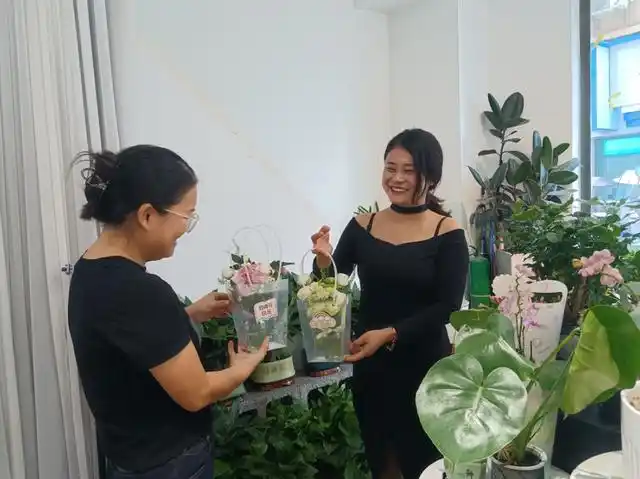 绿植鲜花传递感恩心意 石首商家用行动致敬“园丁”